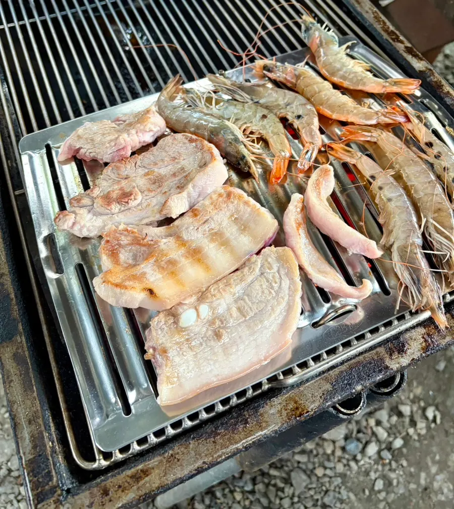 숯불 불판에 올린 제주 돼지고기