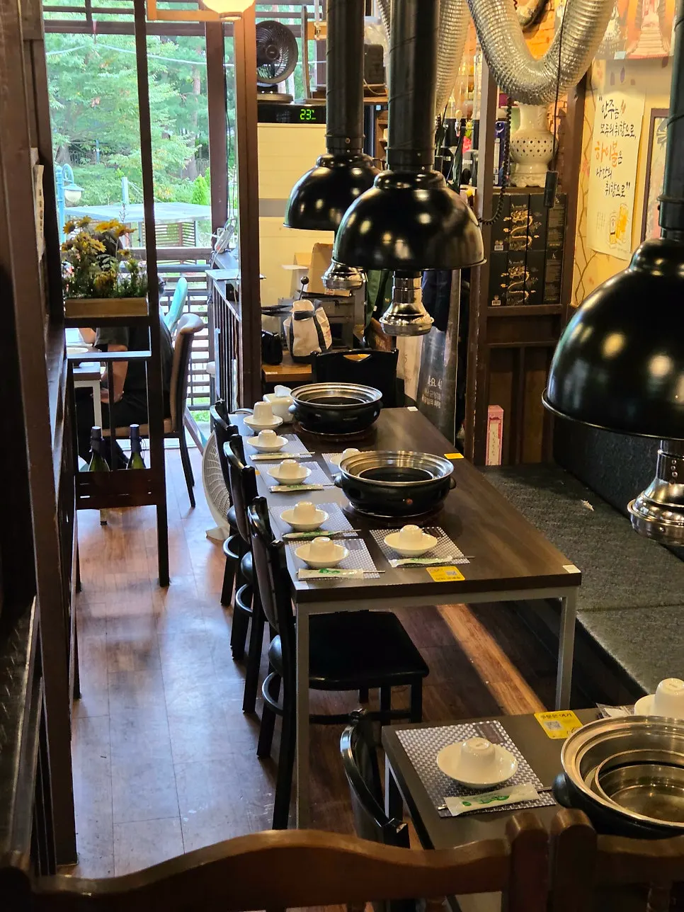 Yakiniku Pungyeong interior seating with partitions installed