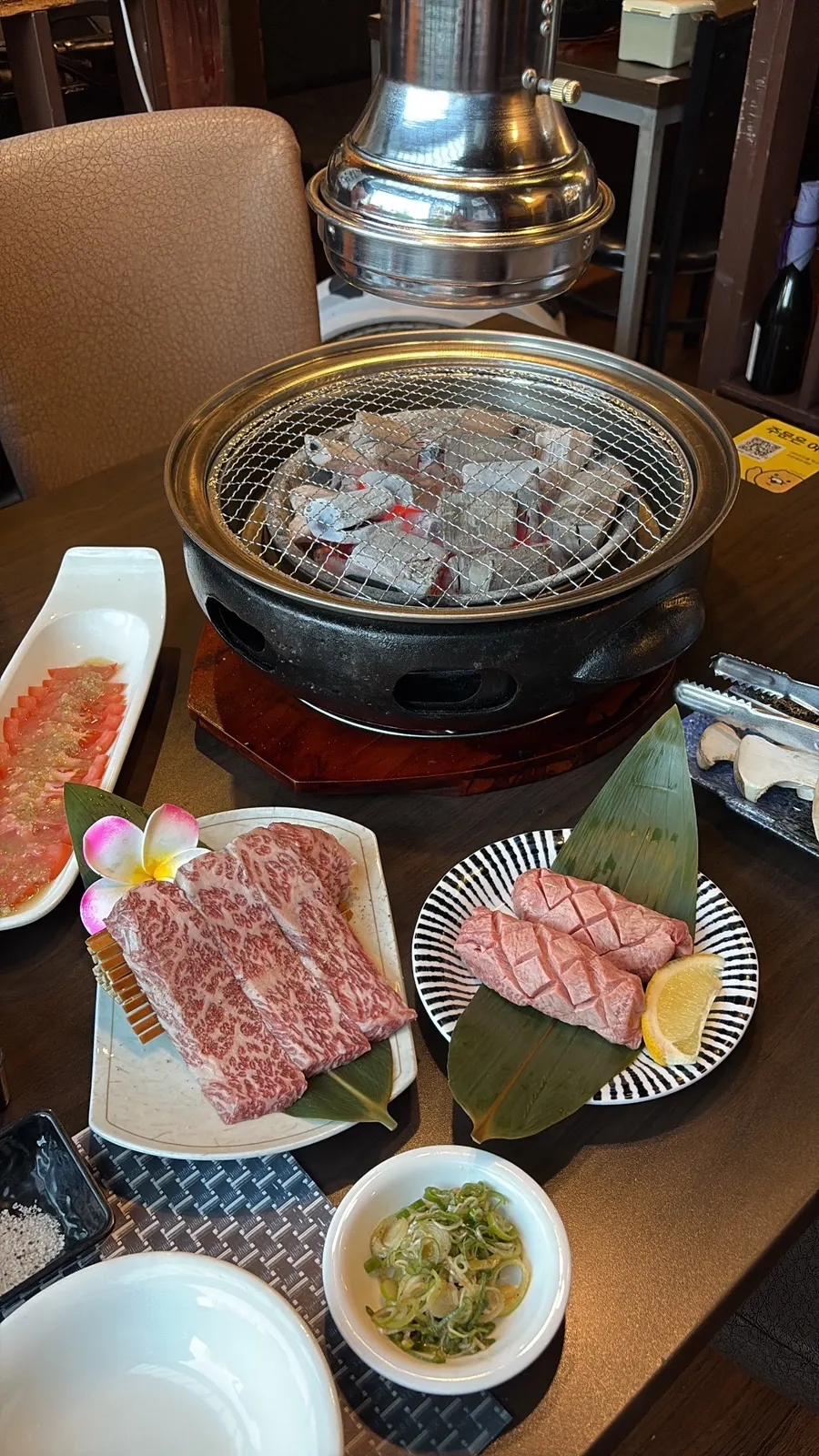 테이블에 올라온 숯불 화로