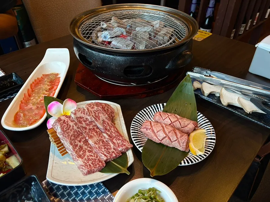 마블링이 촘촘한 눈꽃갈비살과 우설 접시