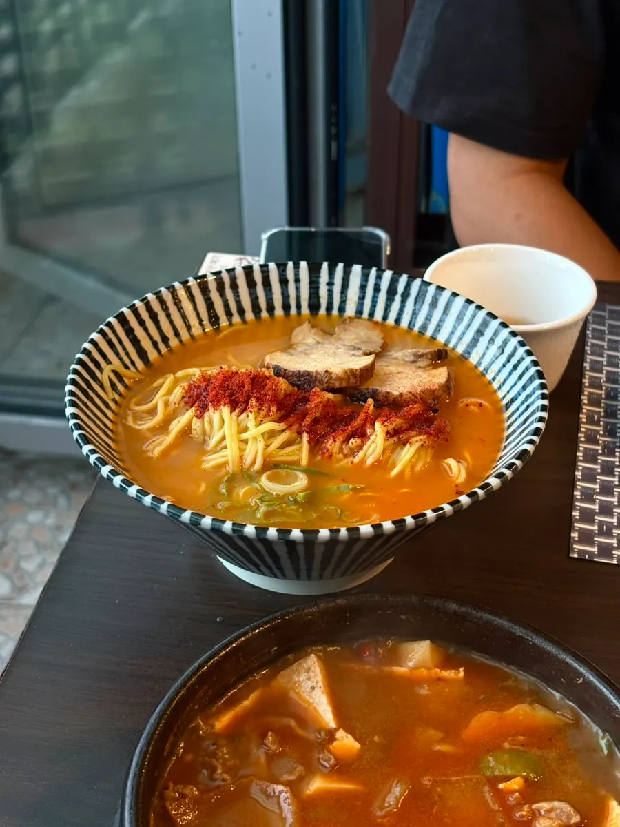 구워진 우설과 곁들임 채소