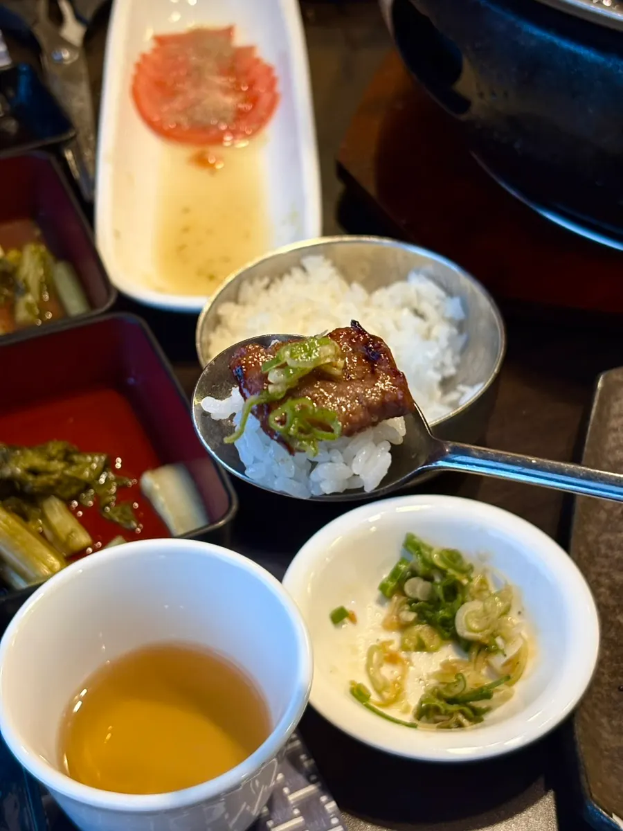 돈코츠미소라멘과 된장찌개 식사 메뉴