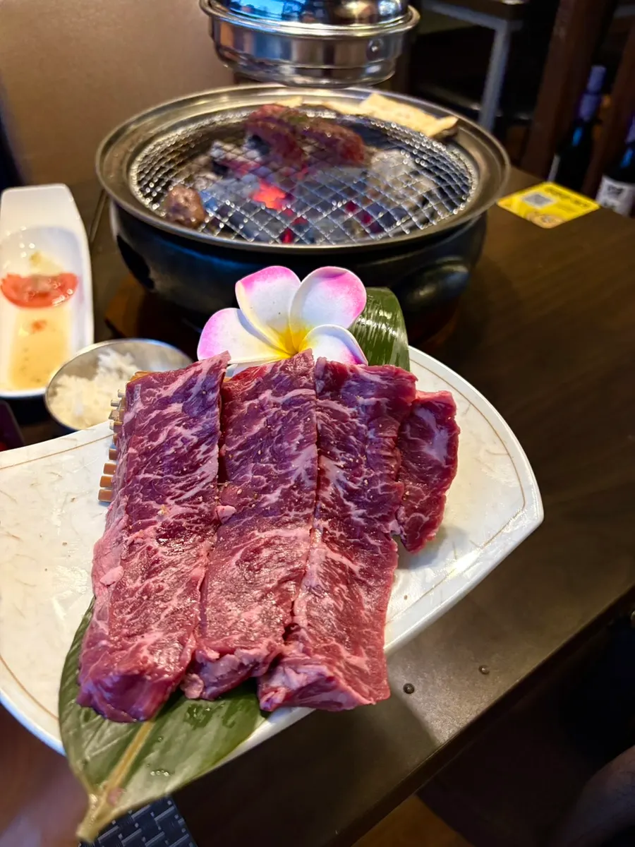 파를 올린 양념눈꽃갈비살 한 점