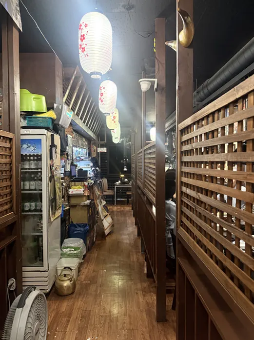 야끼니꾸풍경 창가 좌석이 있는 매장 내부