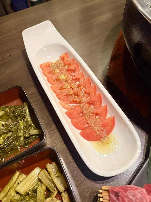 서비스로 나온 토마토 한 접시