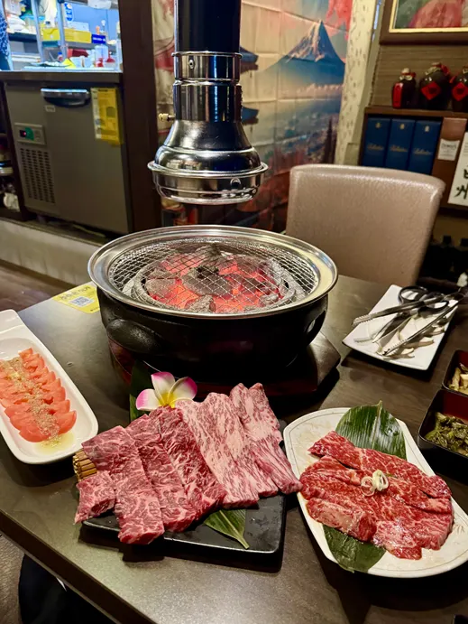테이블에 차려진 눈꽃갈비살과 안창살
