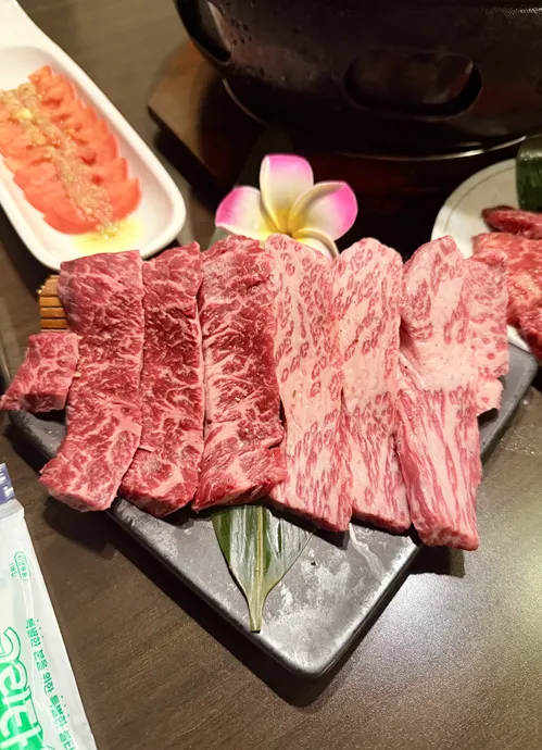 양념 꽃갈비살 등 주문한 고기 접시