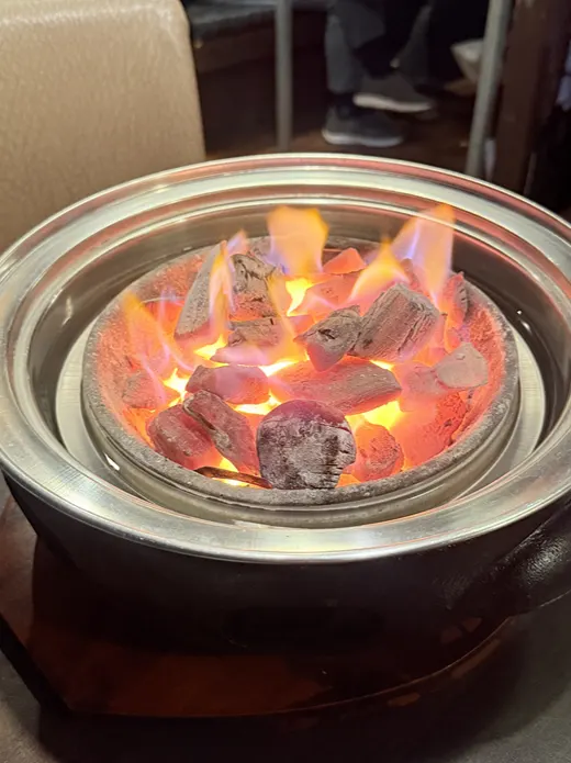 불 붙은 숯불 화로