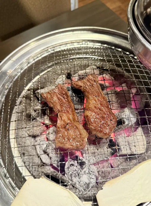 소금만 찍어 먹은 안창살 한 점