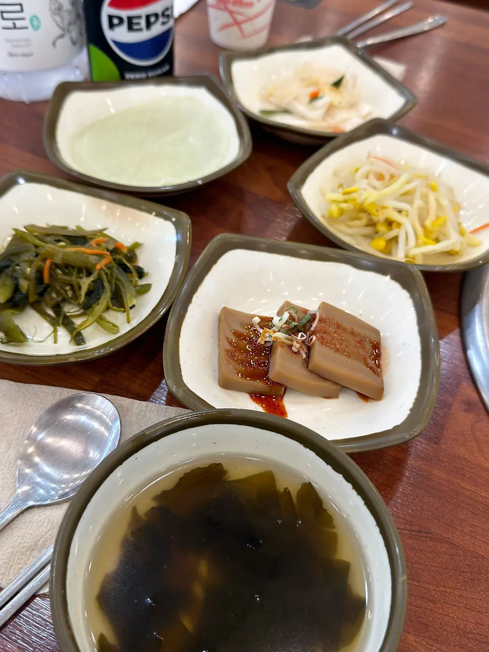 셀프바에 놓인 반찬 용기들