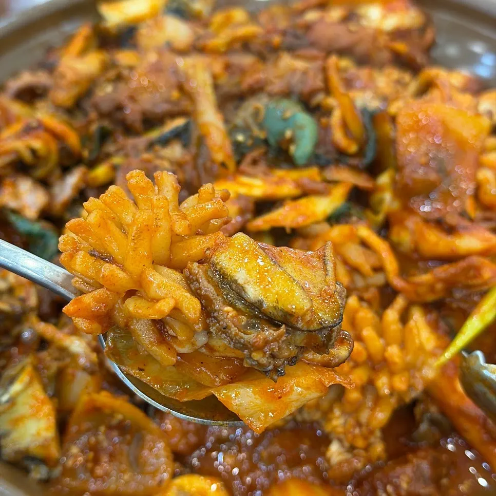 탱글한 낙지와 오징어 한 점