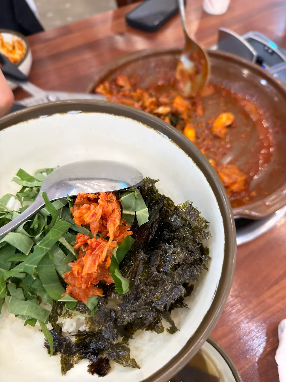 김가루와 김치 깻잎이 담긴 볶음밥 재료
