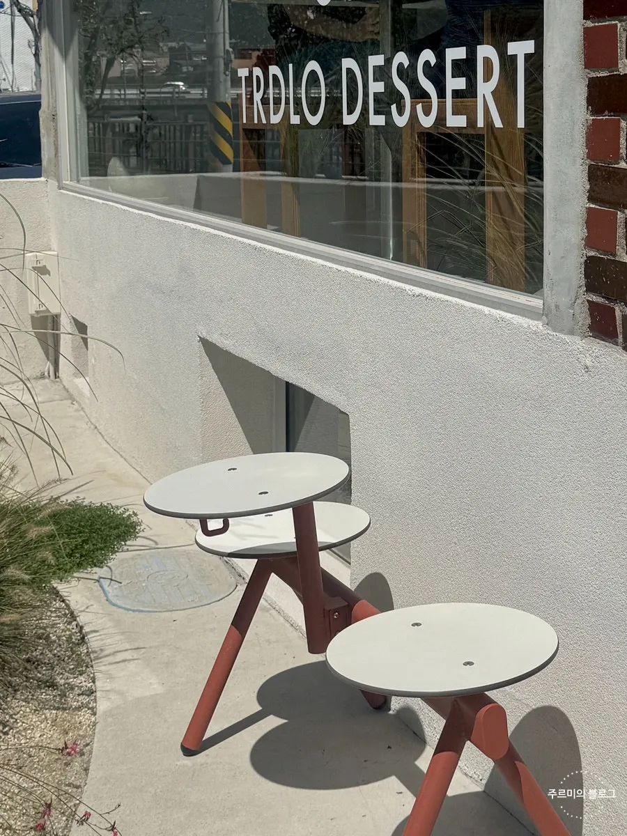 Uisagye outdoor table area