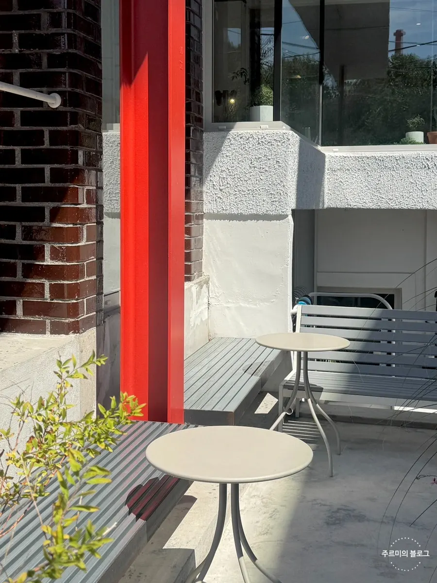 Uisagye outdoor tables
