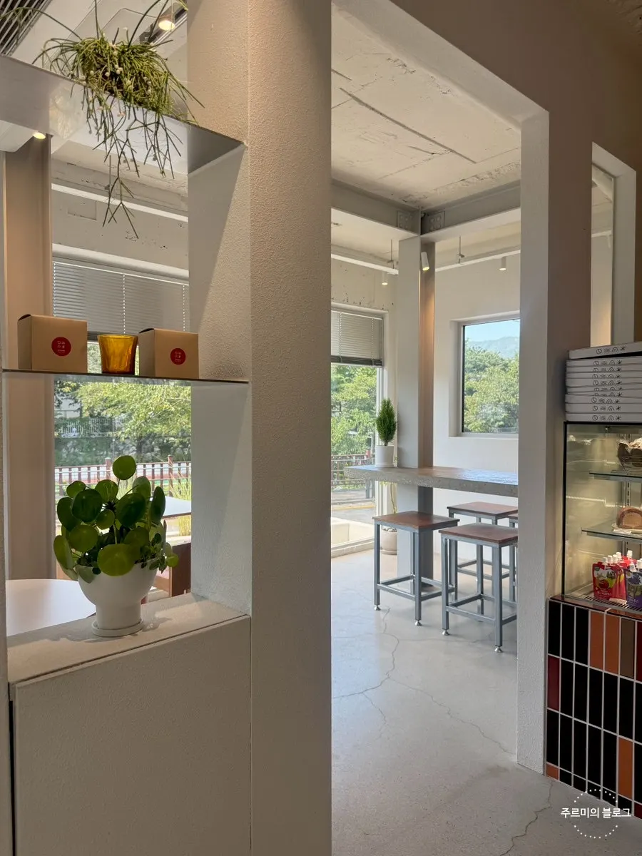 Uisagye interior with natural light
