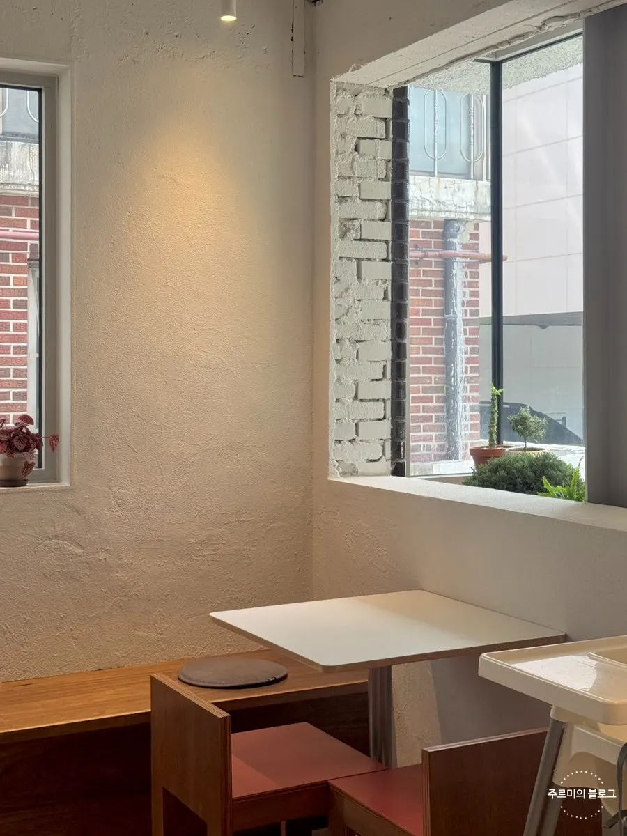 Uisagye second-floor space