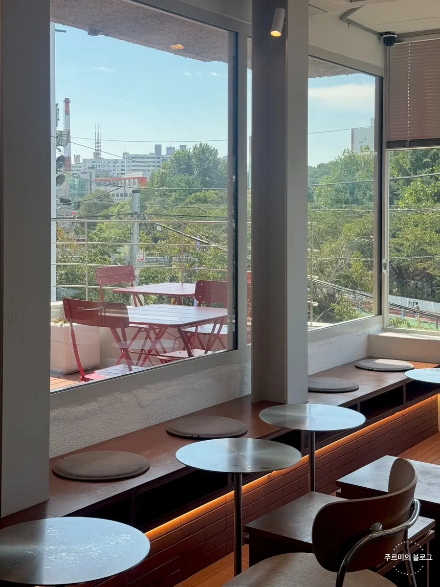 Second-floor view of Uicheon and Bukhansan