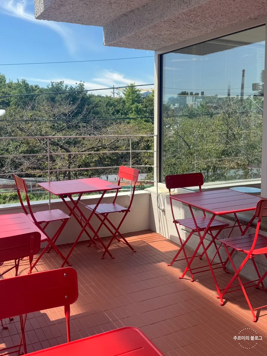 Uisagye second-floor terrace