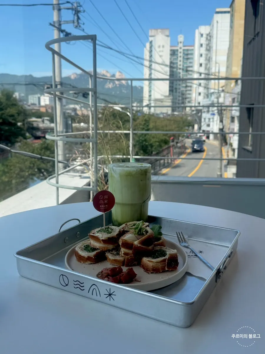 Chimney gimbap and matcha latte