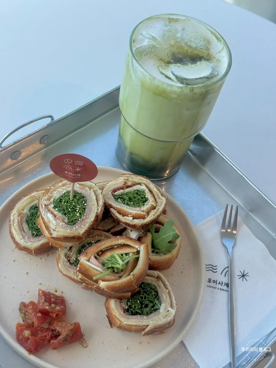 Chimney gimbap with arugula, jambon ham, and Emmental cheese