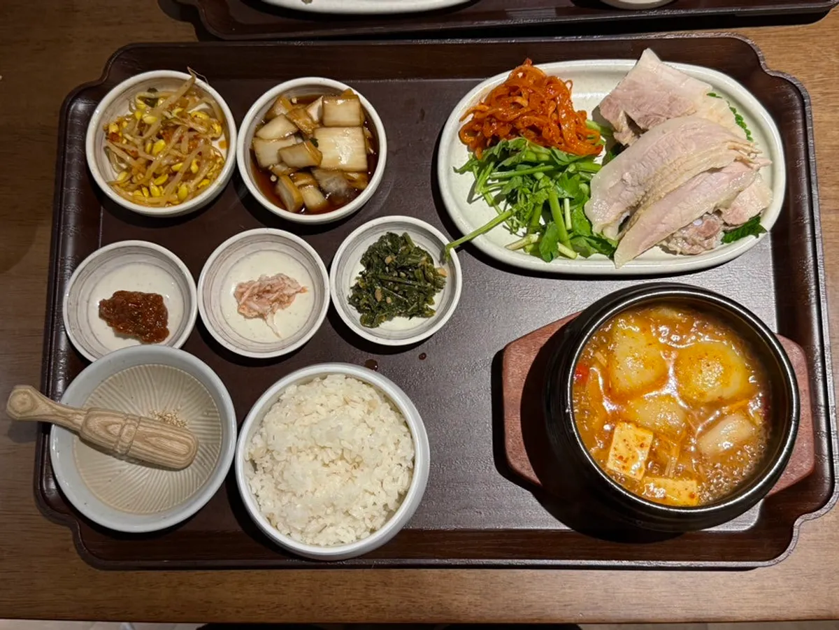 정갈하게 차려진 울동보쌈 보쌈한상 고기많이