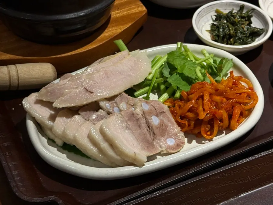 접시 가득 담긴 보쌈 고기
