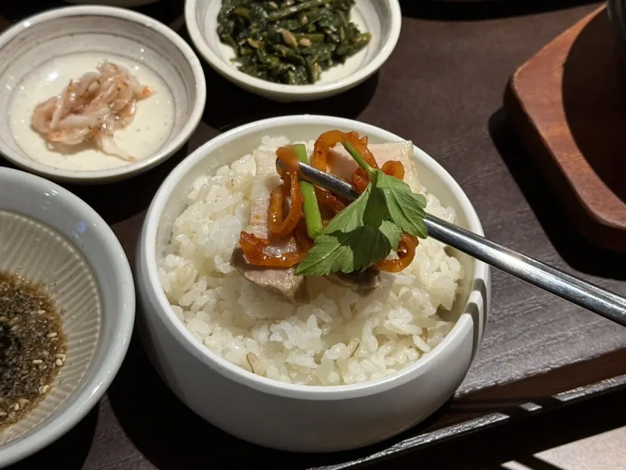 무김치와 미나리를 곁들인 보쌈 한 점
