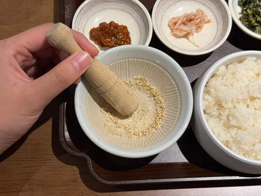 보쌈에 무김치를 올린 첫 입
