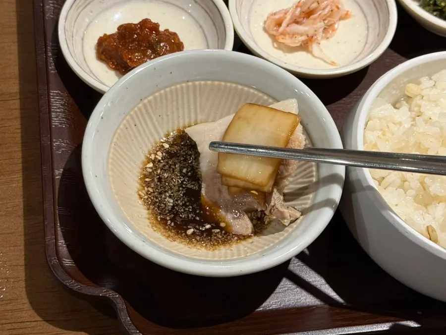 직접 갈아 간장을 부은 깨간장 소스