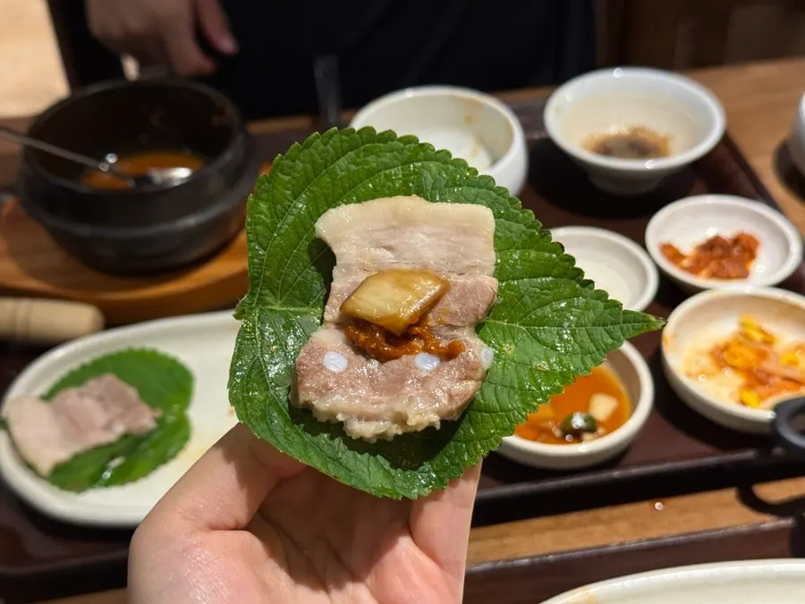 깨간장 소스에 찍은 보쌈 고기
