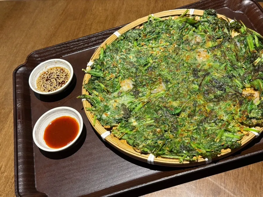 울동보쌈 큼직한 미나리전 한 접시