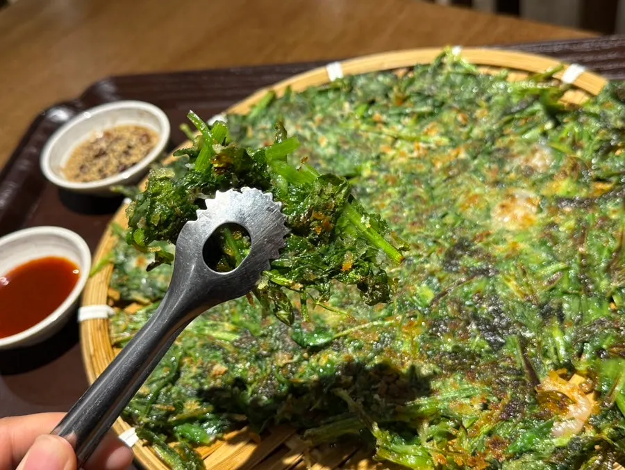 얇게 부친 미나리전 단면