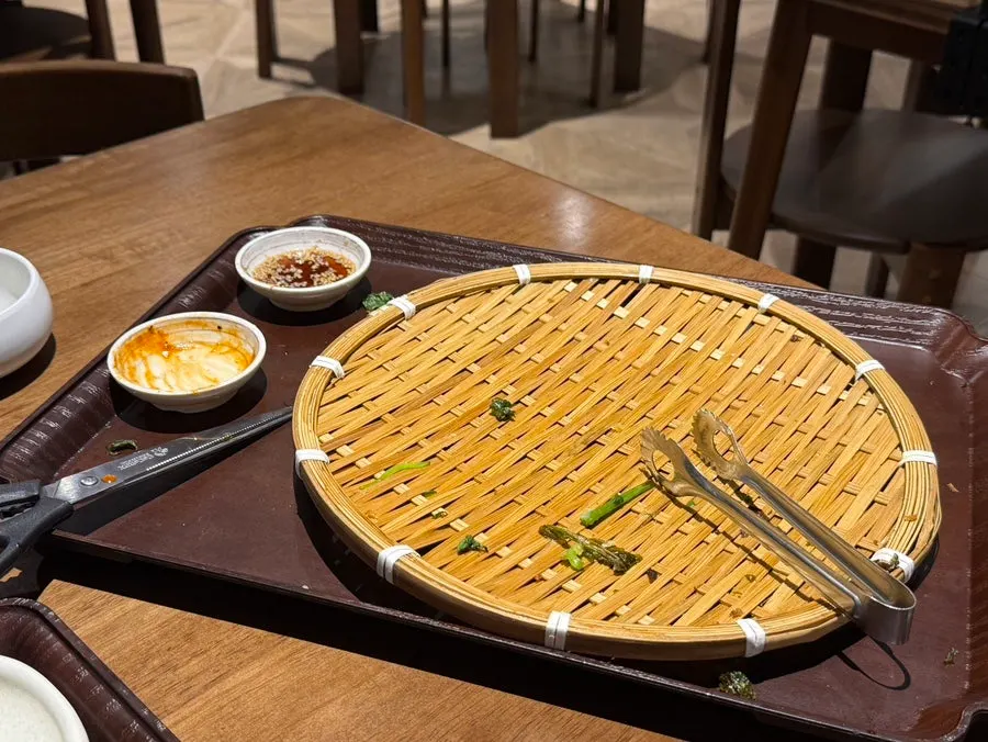 보쌈과 미나리전을 함께 올린 한 입