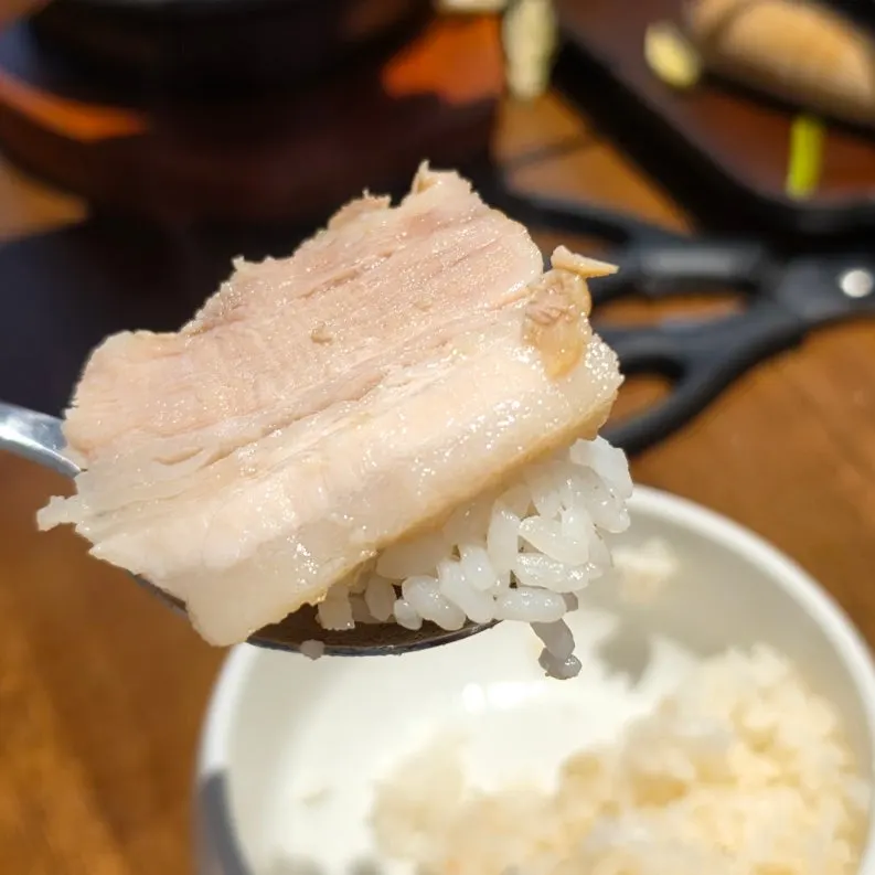 쌈채소에 싸 먹는 울동보쌈 수육 한 점