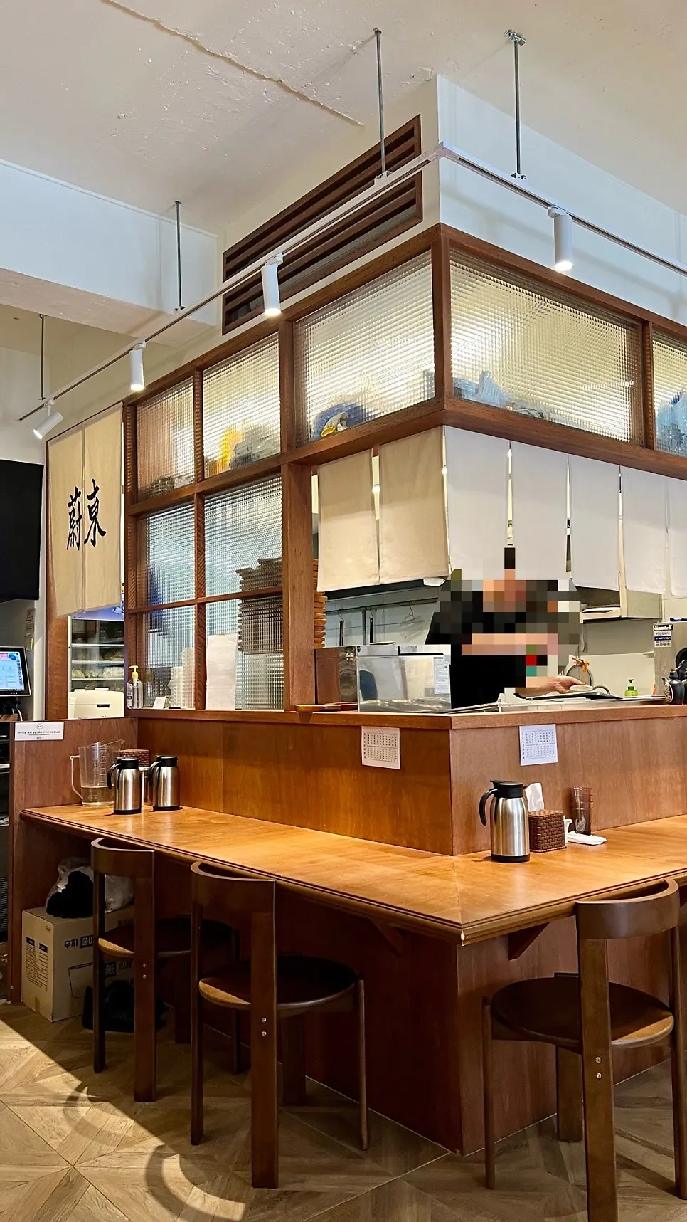Table seating inside Uldong Bossam