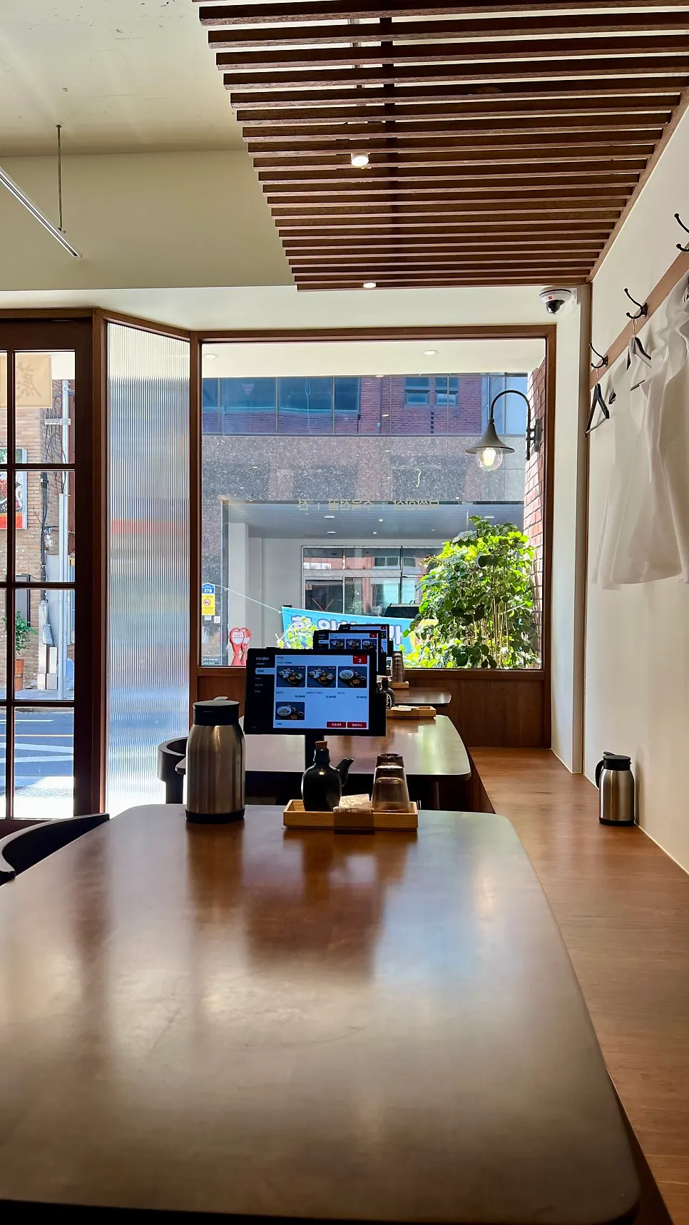 Spacious hall and bar table at Uldong Bossam