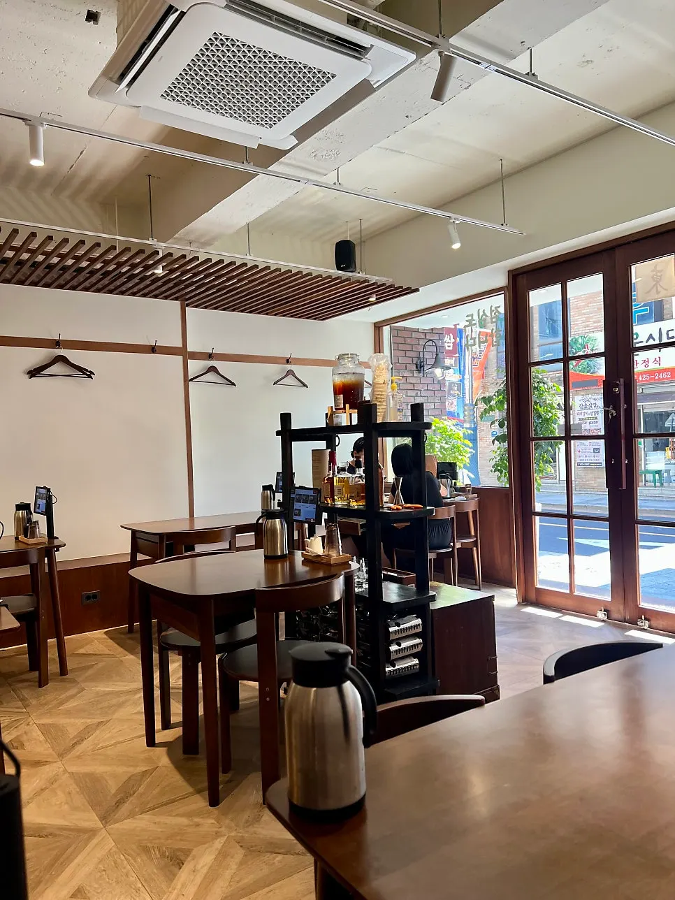 4-person and 2-person seating inside Uldong Bossam
