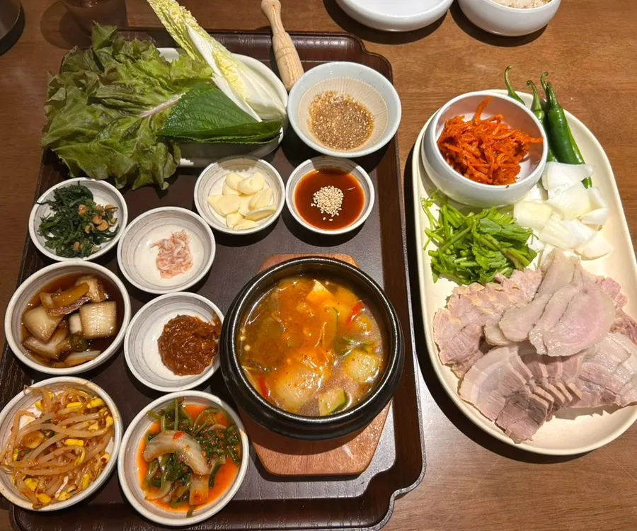 Full spread of bossam at Uldong Bossam