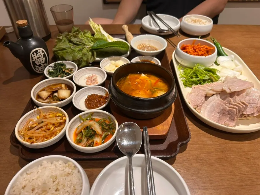 Full view of the medium bossam table setting