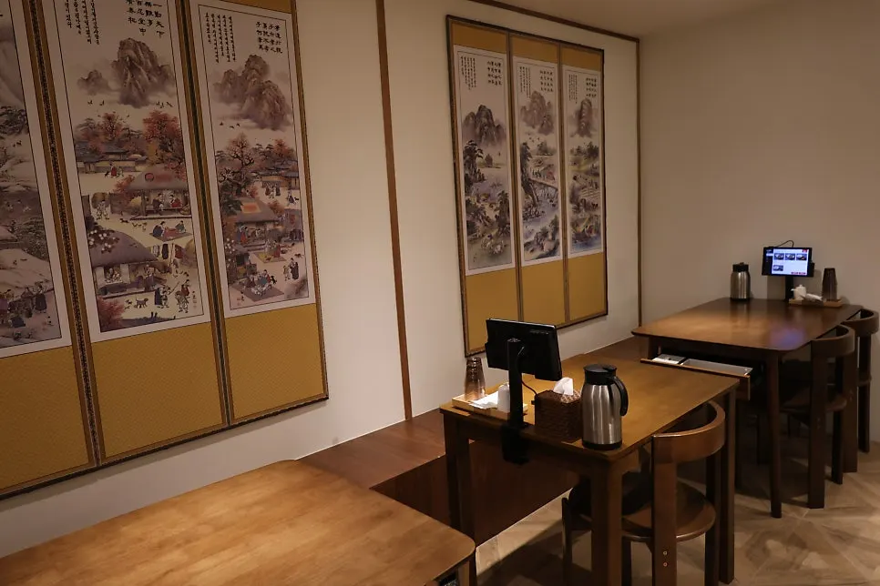 Uldong Bossam interior with bar table and regular tables