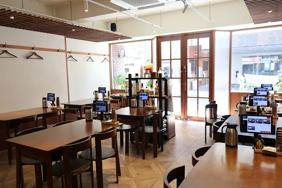 Clean and cozy hall seating at Uldong Bossam