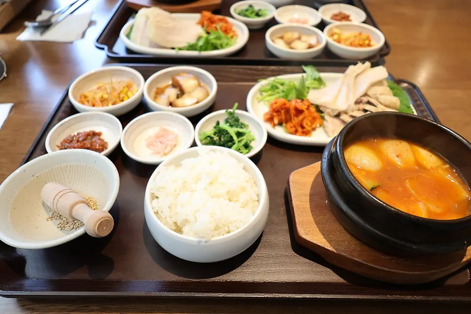 Neatly plated Uldong Bossam table setting