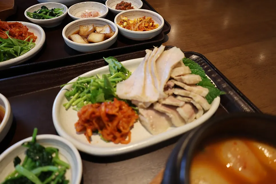 Side dishes served with the bossam set