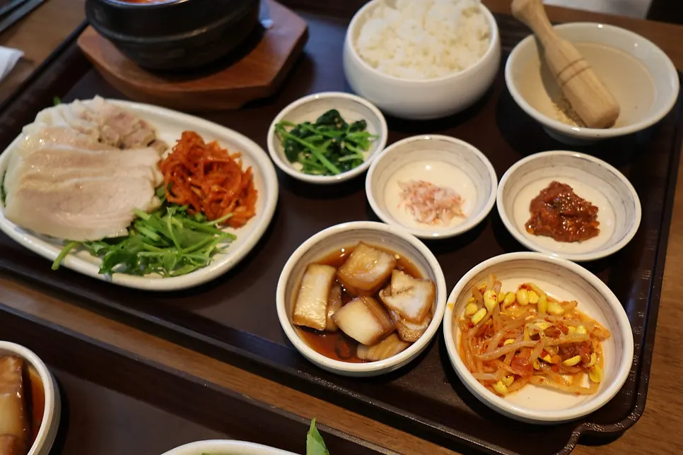 Beautifully plated boiled pork at Uldong Bossam