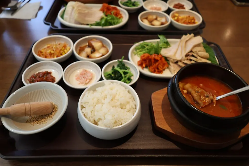 Bossam dipped in ground-sesame soy sauce