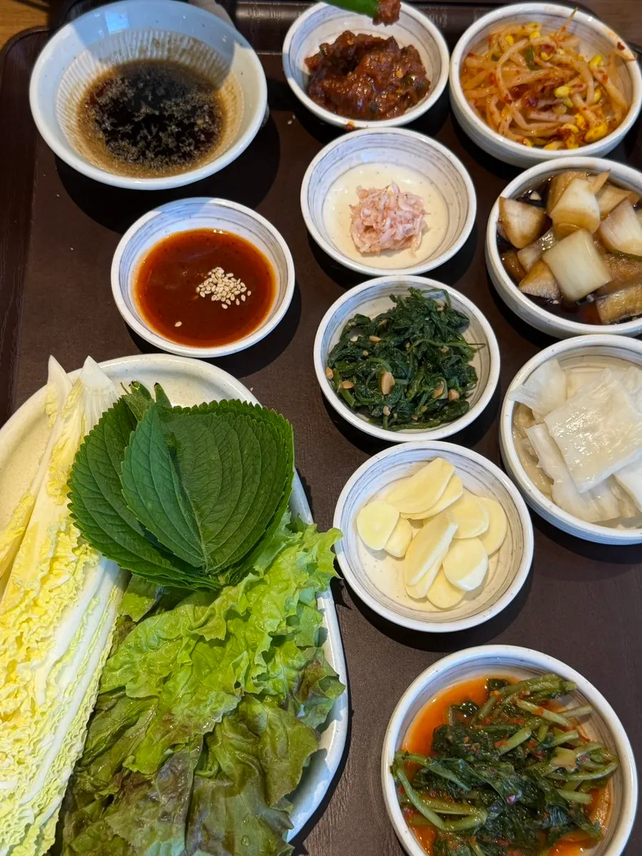 Bossam eaten in different combinations