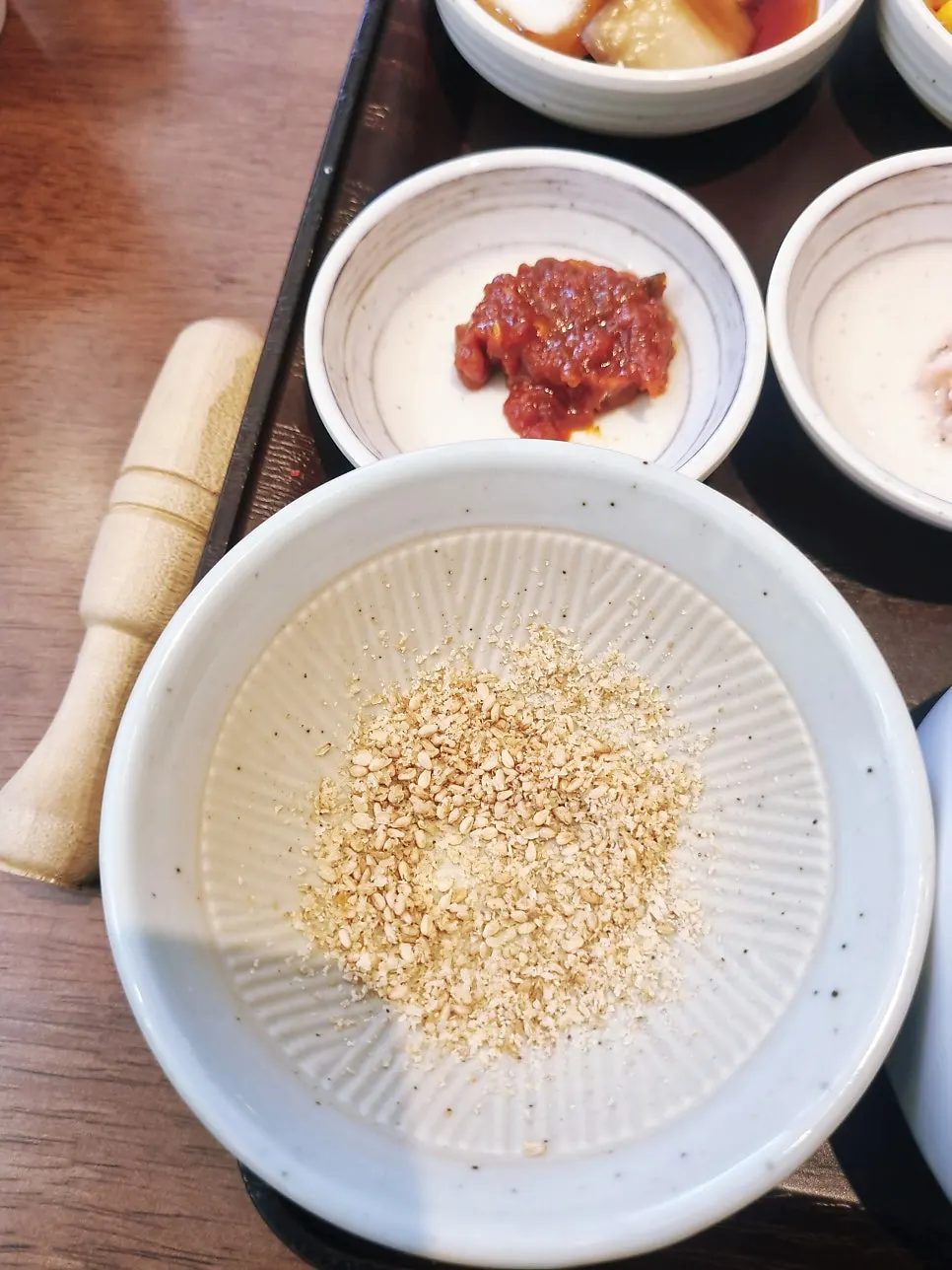 테이블에 세팅된 간장과 볶은 통깨