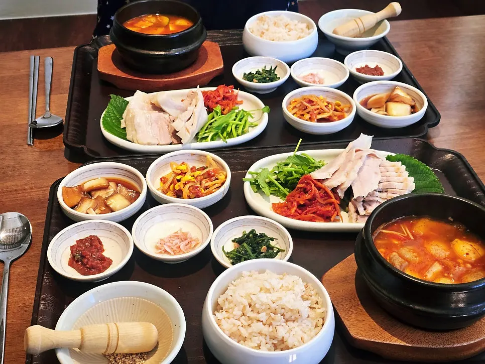 밥 위에 미나리와 무채무침을 올린 수육 한 입
