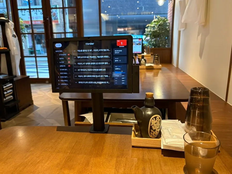Clean table with an ordering tablet