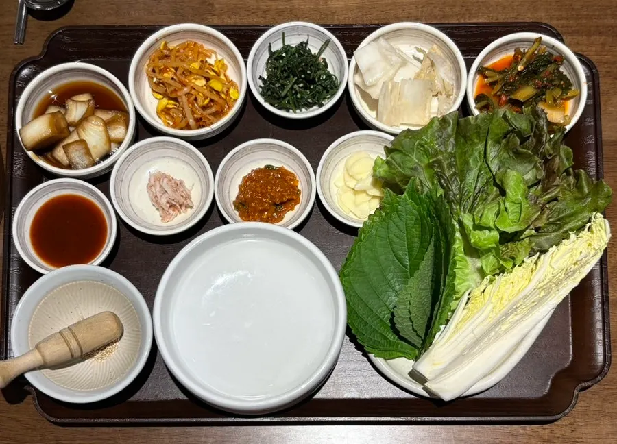Basic side dishes set out right after ordering
